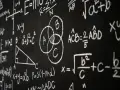 Tablica z matematycznymi wzorami i diagramami, w tym diagramem Venna.