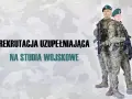 Dwóch żołnierzy w mundurach i beretach, trzymających broń, na tle kamuflażu.