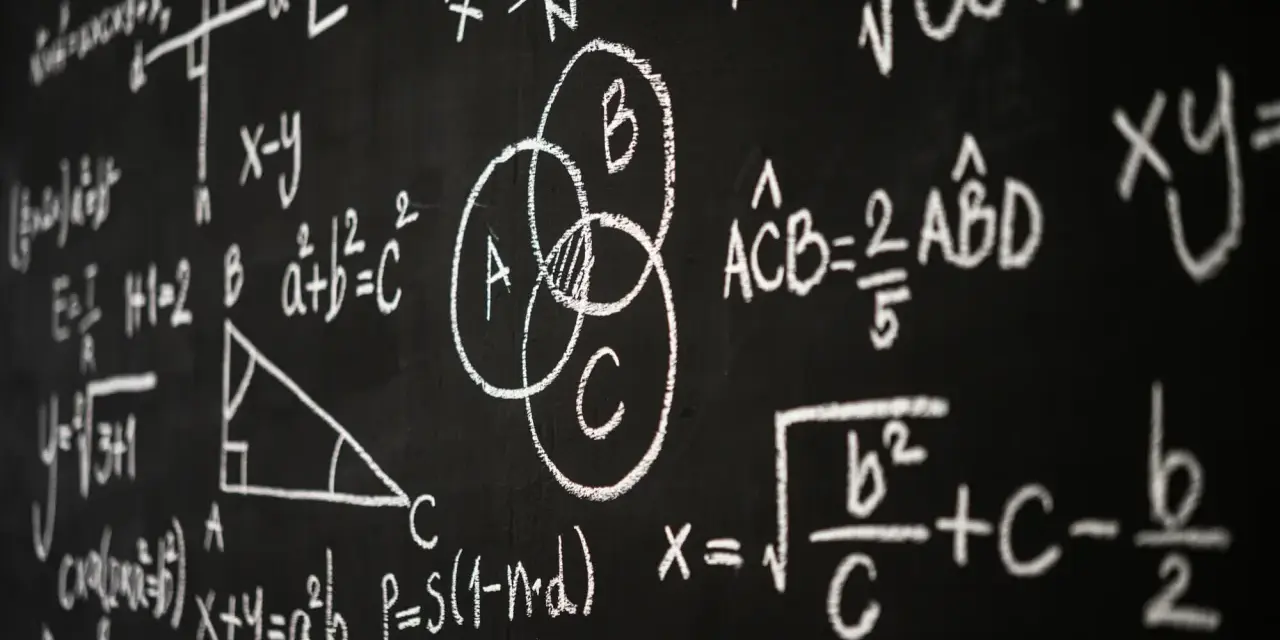Tablica z matematycznymi wzorami i diagramami, w tym diagramem Venna.