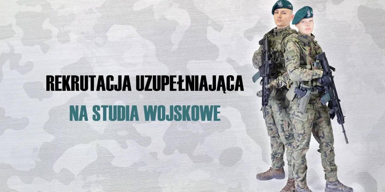 Dwóch żołnierzy w mundurach i beretach, trzymających broń, na tle kamuflażu.