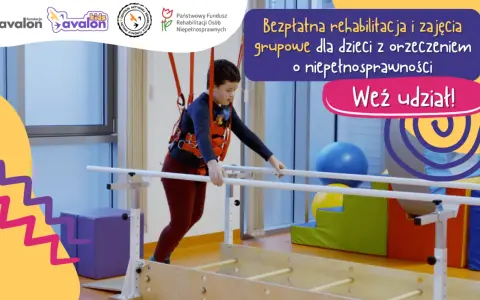 Chłopiec w kamizelce terapeutycznej ćwiczy na poręczach rehabilitacyjnych.