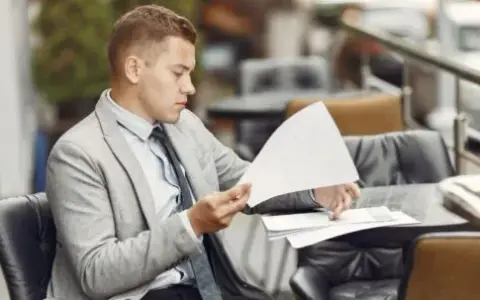 Prawnik po studiach: Aplikacja czy biznes? Co wybrać na start?