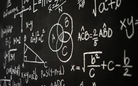 Tablica z matematycznymi wzorami i diagramami, w tym diagramem Venna.