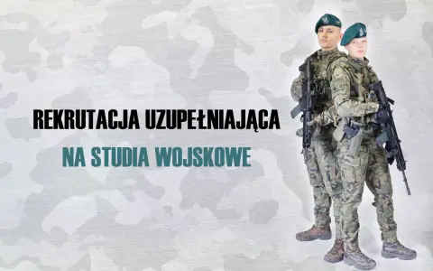 Dwóch żołnierzy w mundurach i beretach, trzymających broń, na tle kamuflażu.