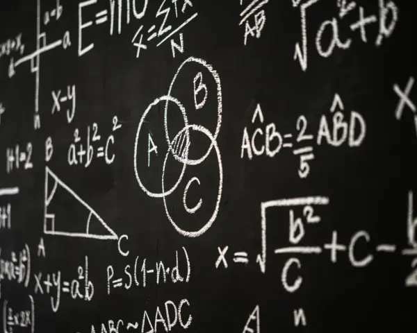 Tablica z matematycznymi wzorami i diagramami, w tym diagramem Venna.