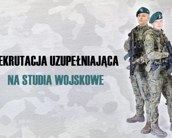 Dwóch żołnierzy w mundurach i beretach, trzymających broń, na tle kamuflażu.