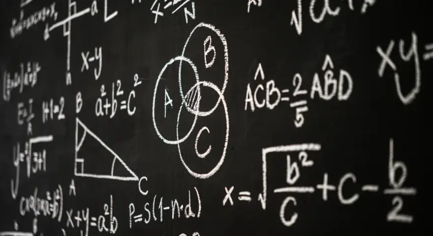 Tablica z matematycznymi wzorami i diagramami, w tym diagramem Venna.