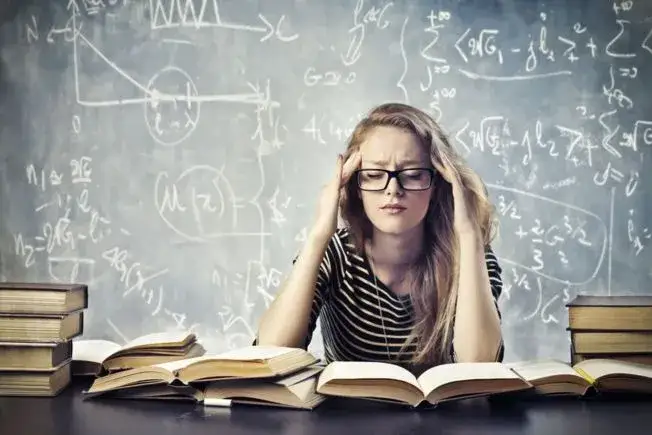 Dziecko rozwiązujące test, egzamin w szkole, nauczyciel nadzorujący egzamin