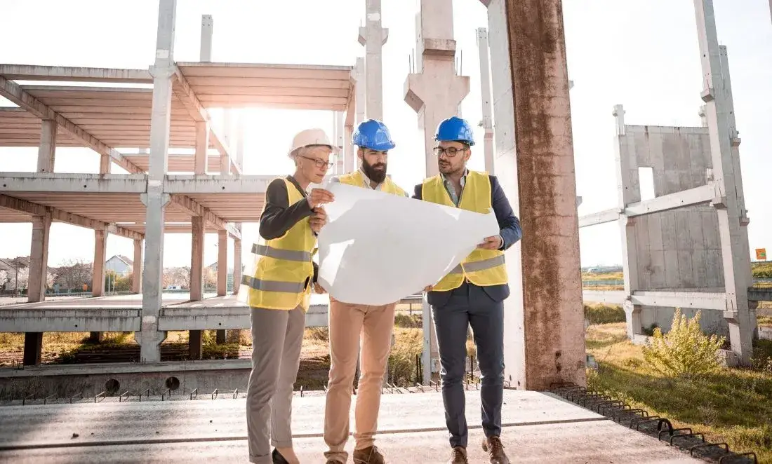 Architekt z uprawnieniami na budowie