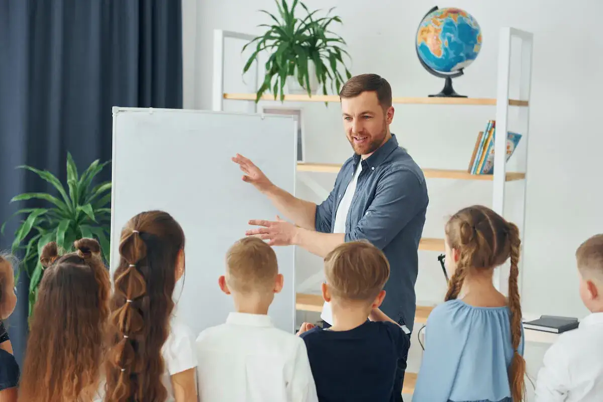 nauczyciel z pasją prowadzący zajęcia z uczniami