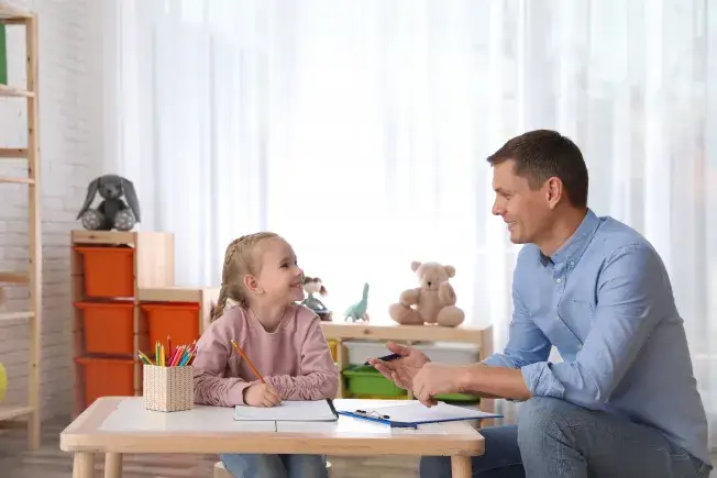 dziecko uczy się w domu z nauczycielem, wsparcie edukacyjne, indywidualne nauczanie