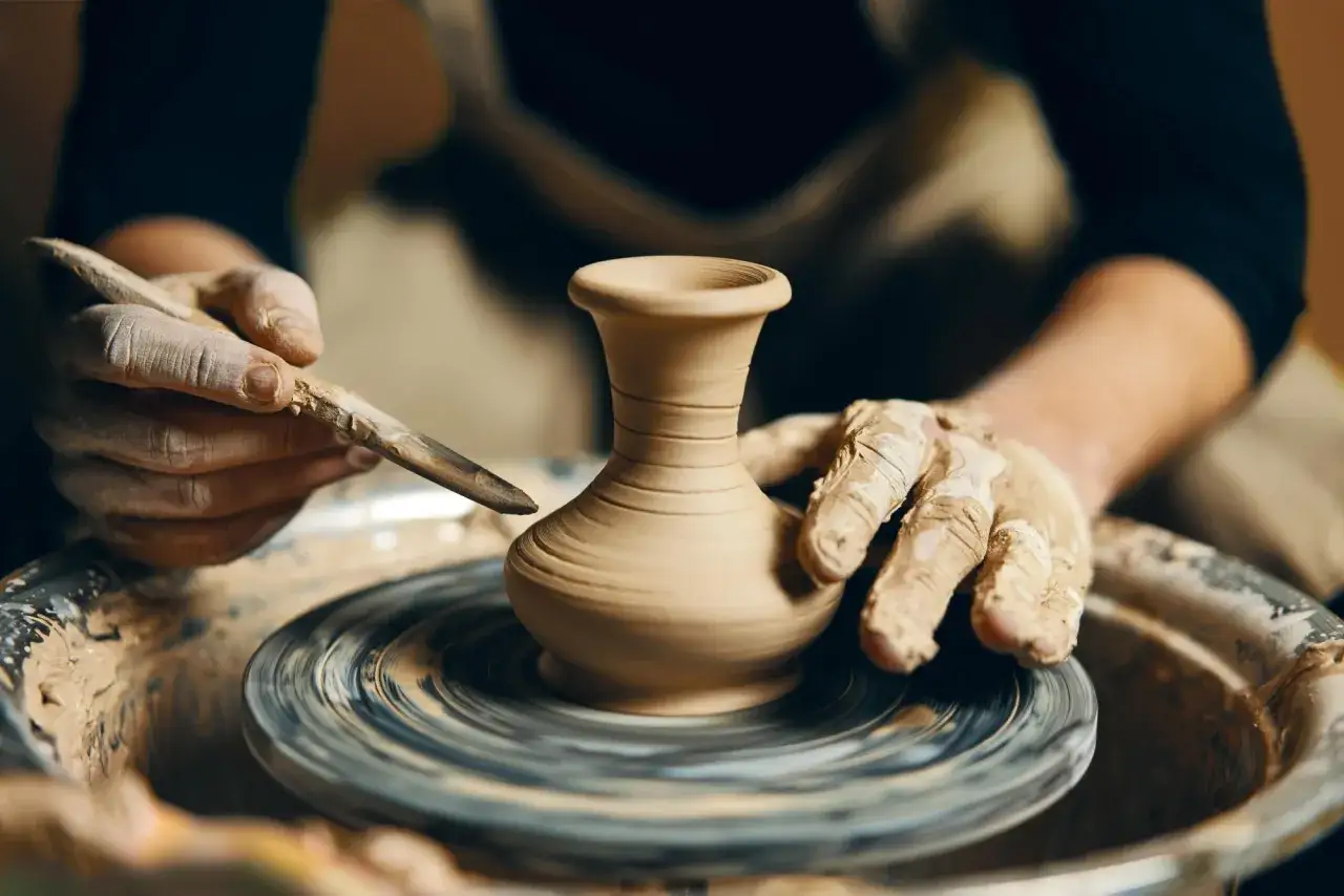 warsztaty ceramiczne krak&oacute;w ludzie lepiący glinę