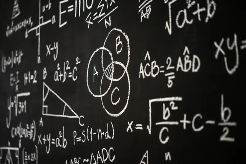 Tablica z matematycznymi wzorami i diagramami, w tym diagramem Venna.